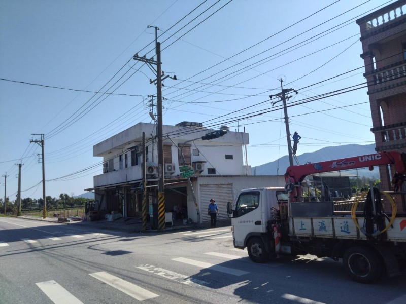 豐坪路車禍導致號誌桿倒塌　廠商緊急搶修中，請小心行車