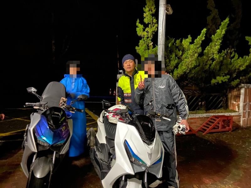 騎機車到大禹嶺沒油只能找警察幫忙囉!