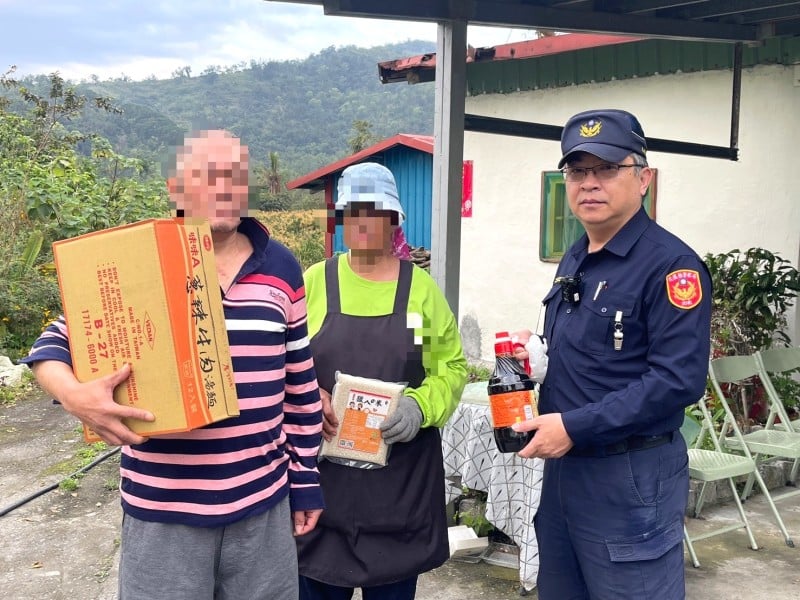 卓溪所長全力關懷弱勢 轉送愛心物資溫暖部落