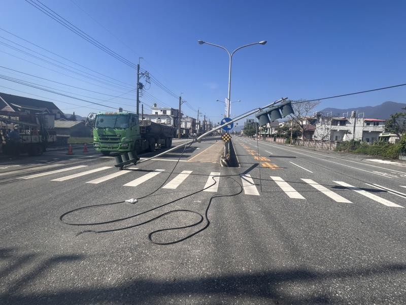 開車撞斷路燈後逃逸