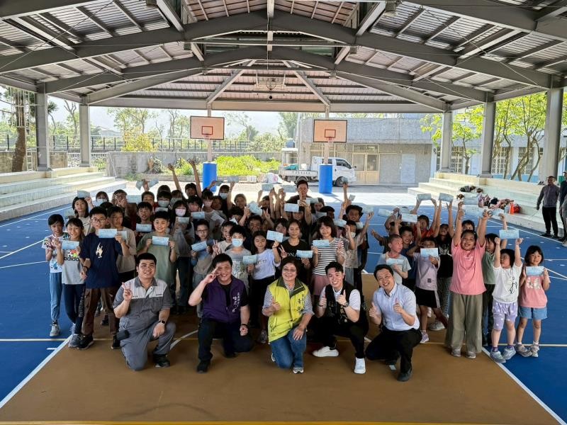 議長張峻與議員發送麥當勞餐券給偏鄉國中小、幼兒園
