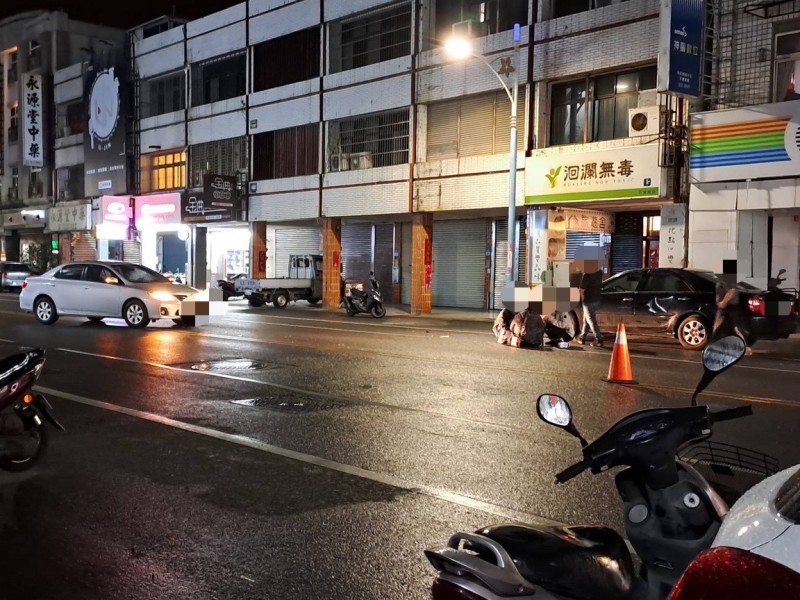 建國路上自小客與機車相撞事故！
