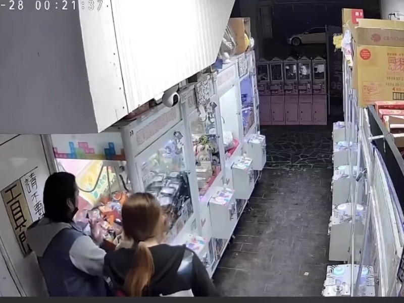徒手搖動娃娃機台取物 花警追查依法送辦