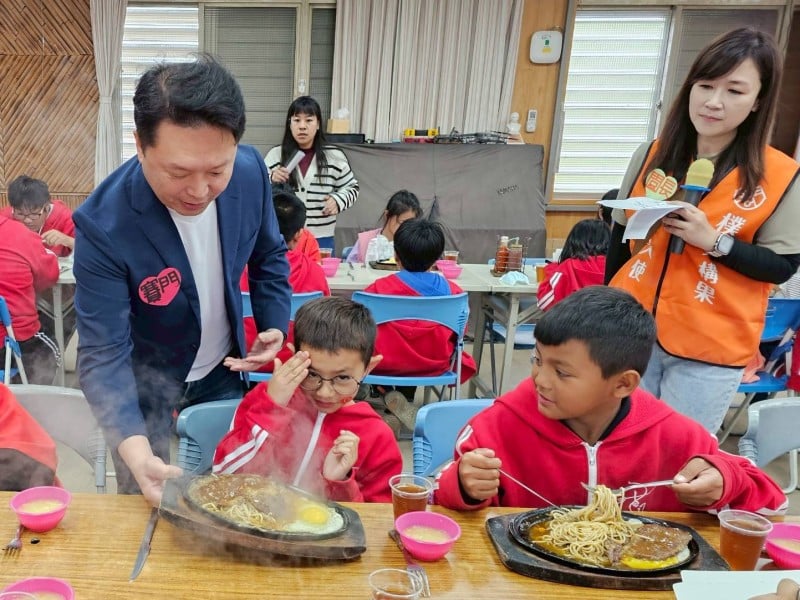 公益行動牛排車駛入古風國小 推動食農教育、歡度兒童節
