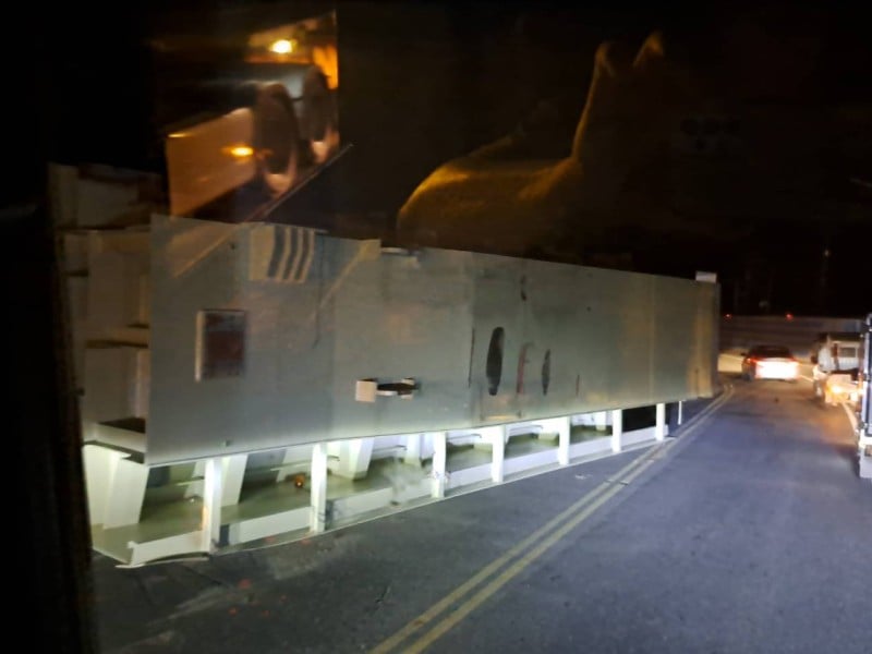 舞鶴山「大型鋼樑」自大卡車翻落 今凌晨3:30恢復正常通行