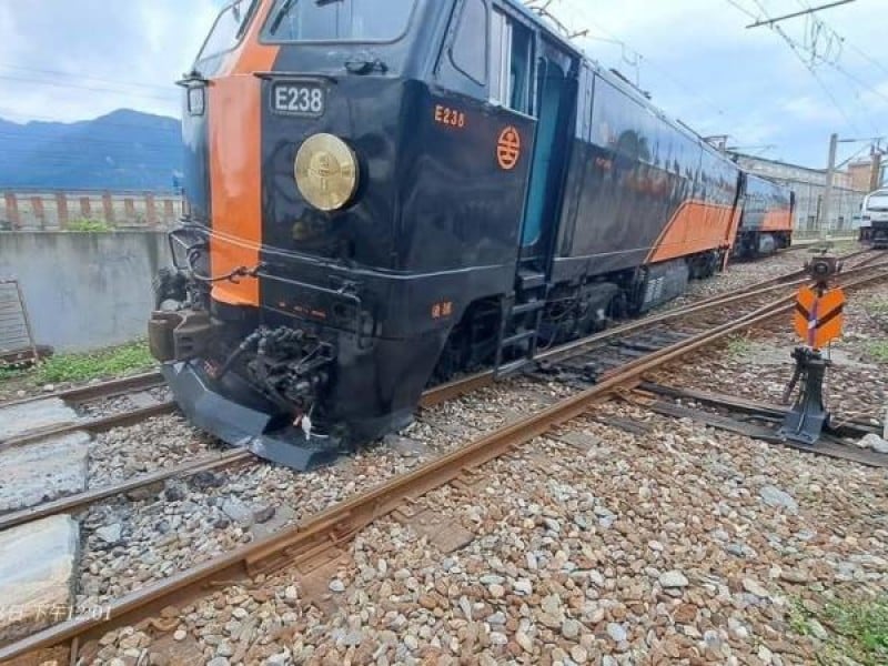 鳴日號車頭脫軌