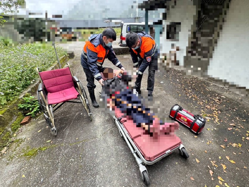 老嫗路倒 鳳警協助就醫