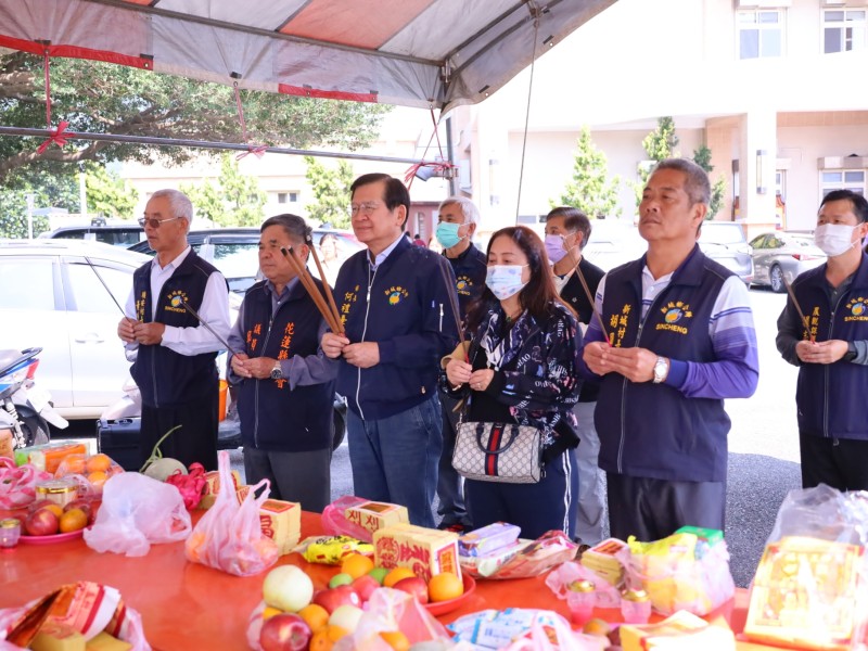 新城鄉公所整理公墓環境以便鄉親掃墓 鄉長何禮臺因應清明祭祀祖先之傳統為地方祈福