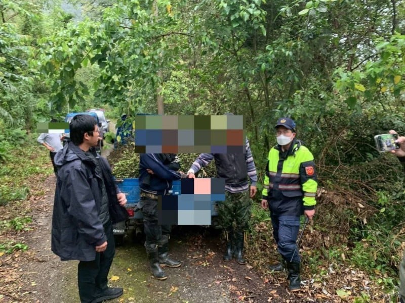 檳榔大盜現行! 鳳警火速到場捕2嫌 依加重竊盜等罪送辦