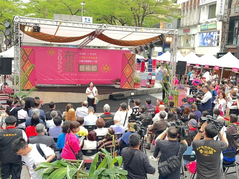 「織」出城市風景!花蓮《布是藝術節》台北快閃亮相 原民時尚直擊捷運生活