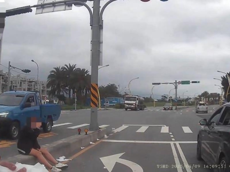 情侶吵架竟把車停在路中間