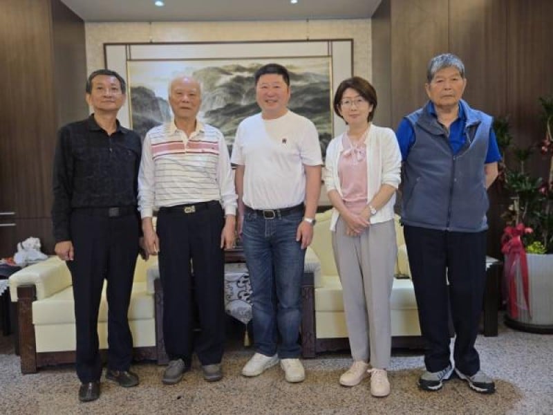 花蓮縣黨部退休黨工為張峻加油打氣