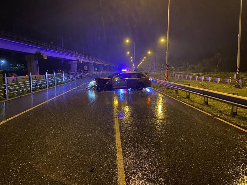 天雨路滑 自小客自撞護欄