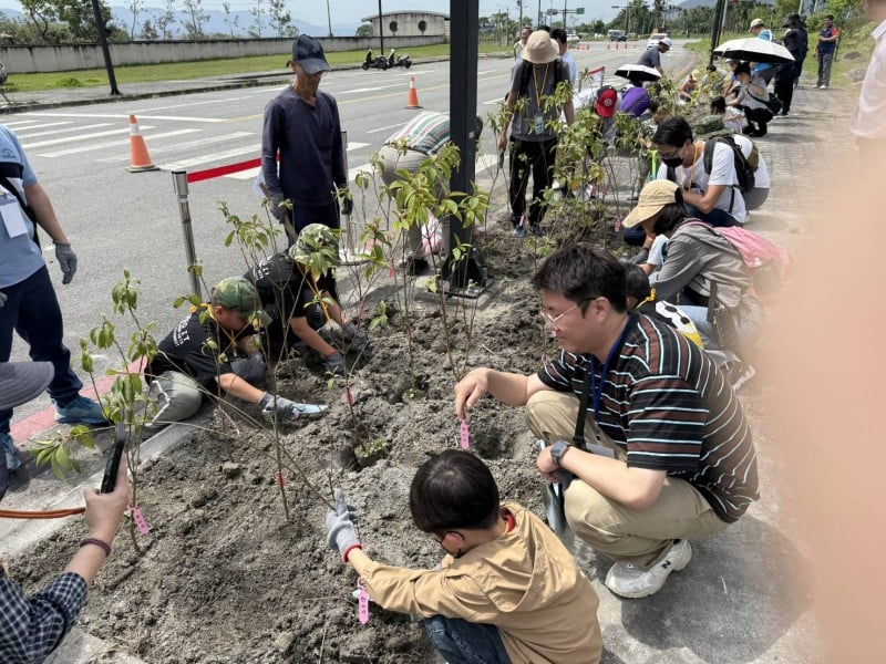「地球日來種樹!」臺鐵林榮新光站親子齊聚綠化車站 用行動為地球減碳加分!
