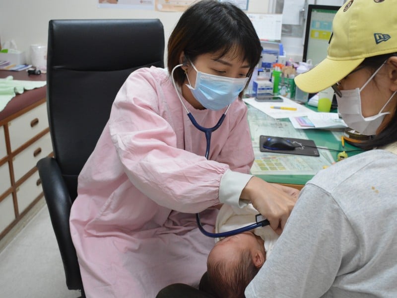 嬰幼兒感冒兩天變喘咻咻？醫示警：恐是RSV病毒作祟！