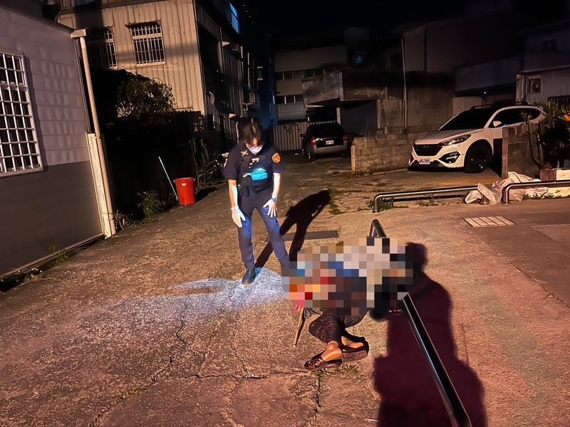老婦身體不適路倒 暖警助送醫