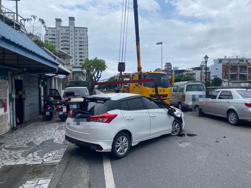 擦撞路邊車輛後翻車