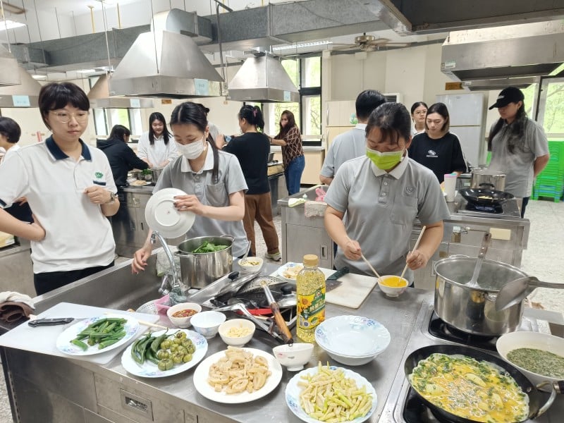 慈大部落廚房開張！師生體驗阿美族野菜文化　春季限定美味上桌