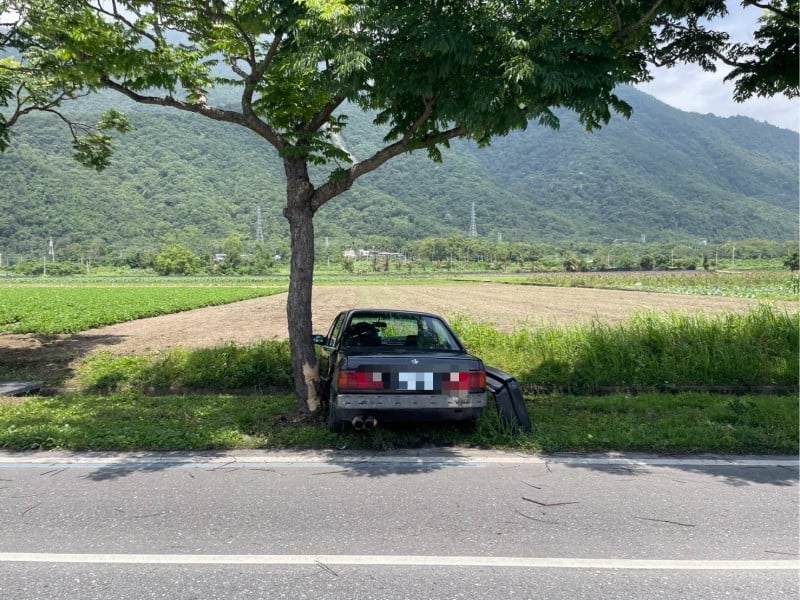台9線小客車自撞路樹!駕駛打滑釀禍自行就醫 酒測值0未涉酒駕