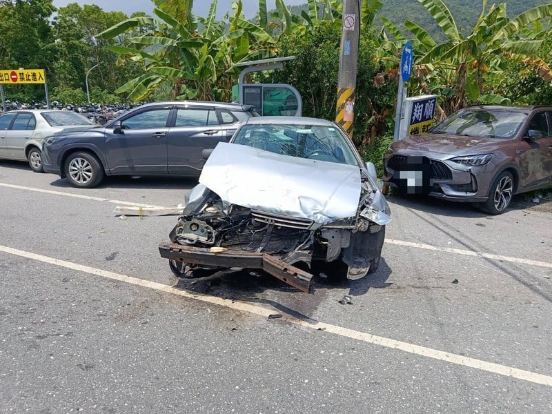 轎車失控打滑衝撞路邊車輛