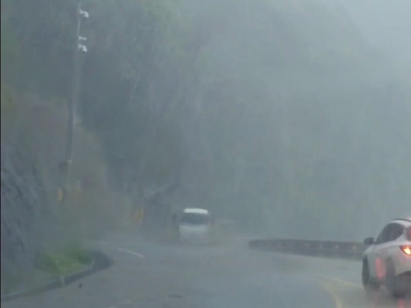 強降雨襲擊花蓮台11線 豐濱路段泥流傾瀉 工務段緊急清理搶通中