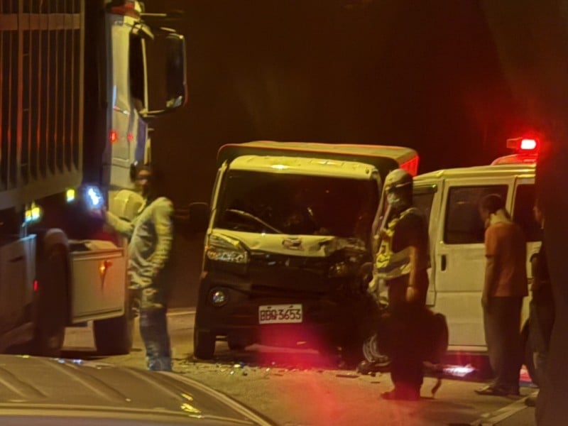 快訊/ 大清水隧道內回堵! 疑2小貨車事故 警方全力排除中