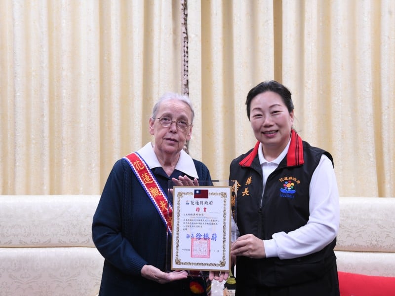 無私奉獻三十五載!德籍宣教士顧美玲獲頒「花蓮觀光文化推廣大使」 徐榛蔚致贈族服與蜜香紅茶表達敬意