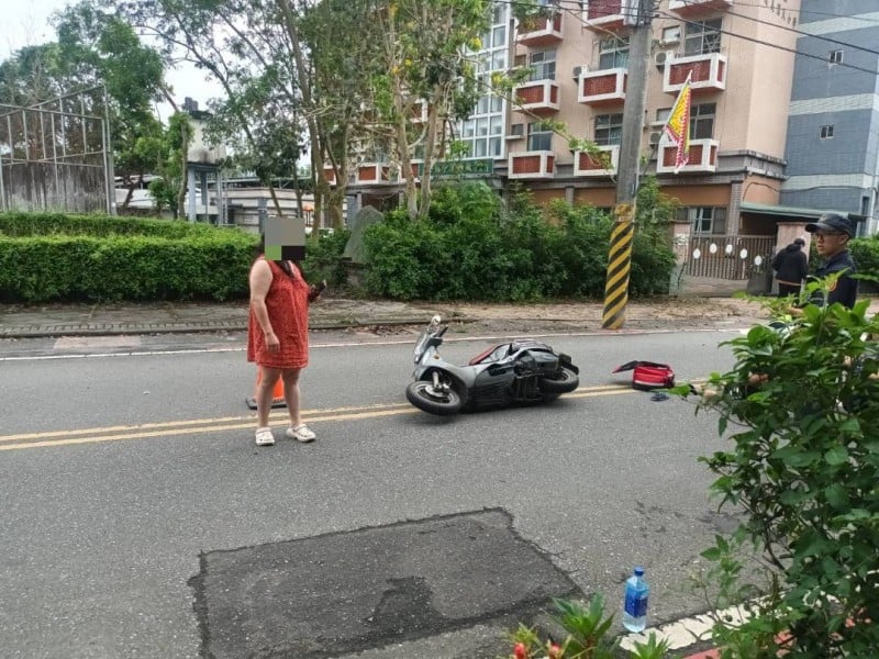 路邊狗突竄出遭撞逃 騎士、乘客噴飛摔車