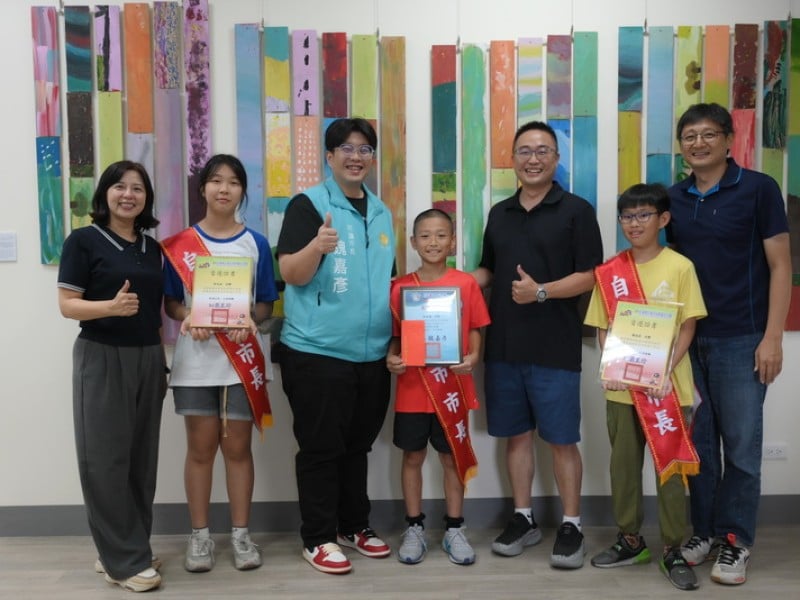 魏嘉彥頒發中原國小新任自治市小市長當選證書
