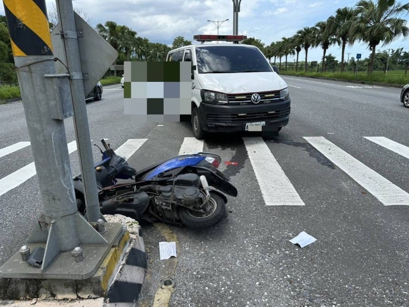 鳳林救護車、機車交岔撞 1駕駛小腿骨折送醫
