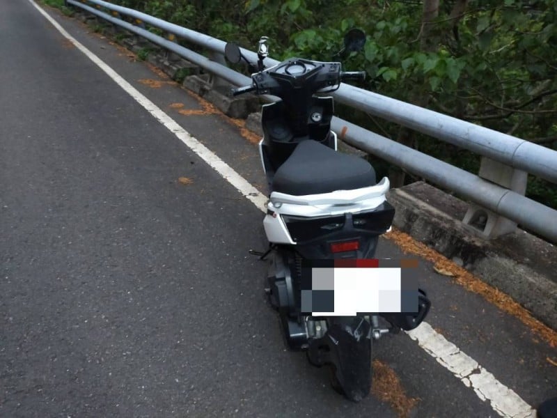 山羌突竄公路!重機騎士閃避不及撞傷倒地 大武警方提醒山區慎防野生動物