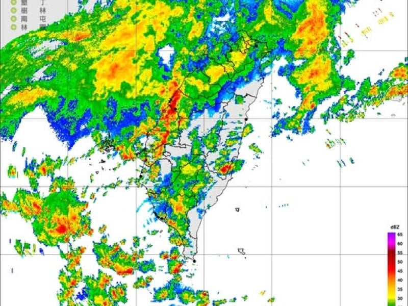 鋒面滯留釀強降雨　氣象署示警西半部與東部留意大雨、雷擊與積水風險