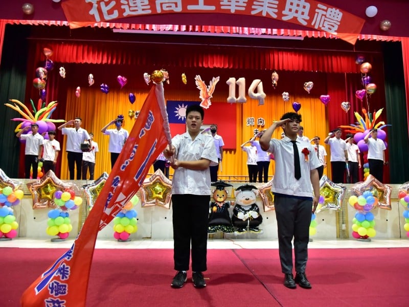 AI校長現身祝福！花蓮高工畢典創意爆棚 學子秀出技職未來力