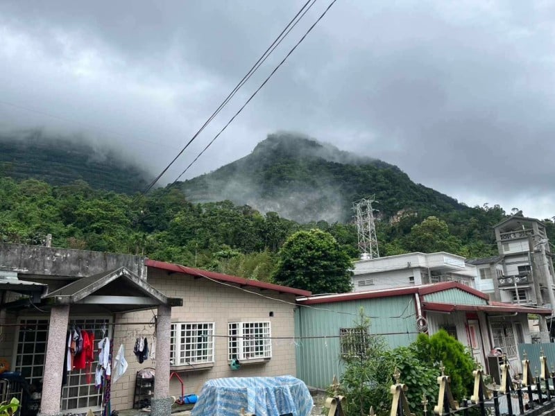 炸山碎石彈飛！亞泥施工驚破富世村活動中心屋頂　村民憂心後續處理進度