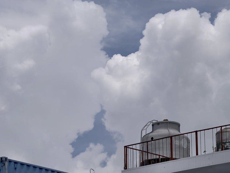 浪漫天象驚喜現身 白雲幻化情侶親吻圖樣引發網友熱議