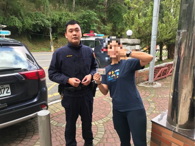 合歡警熱心助人 讓民眾順利搭乘返北處理工作