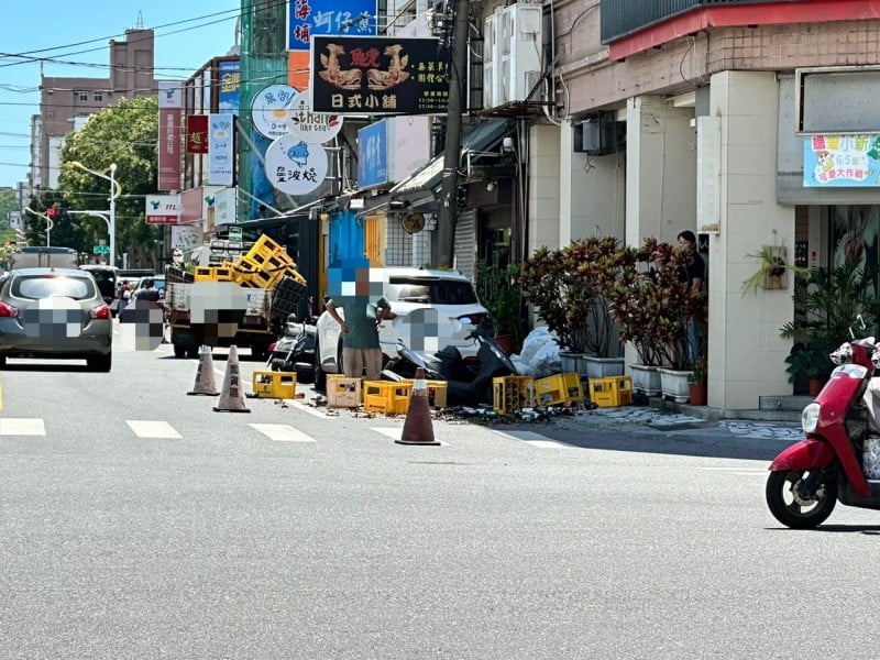 花蓮民國路驚見「啤酒跳車」　酒箱掉落幸無人傷 已排除狀況