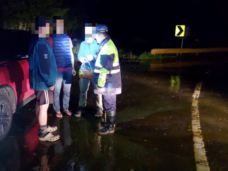 高山夜冷登山客不適 合歡警暖心送水與食物助脫困