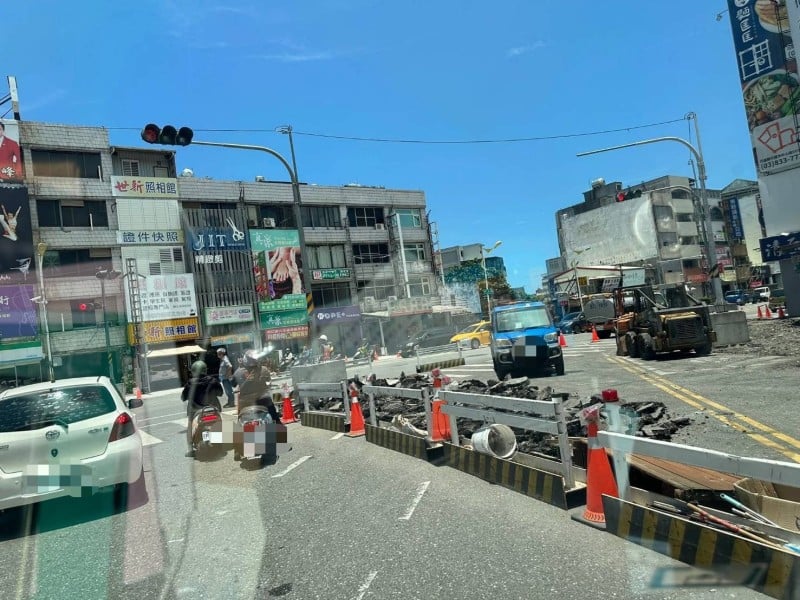 花蓮市區人行道施工引民怨　網友戲稱「死亡島」！