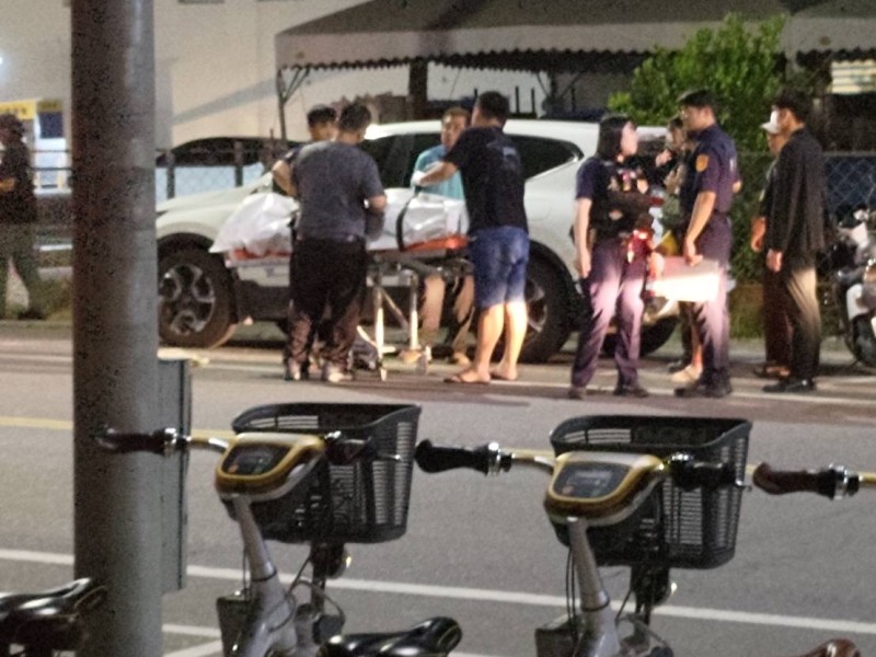 路邊車停多時未移動 警察一查竟是男子陳屍車內