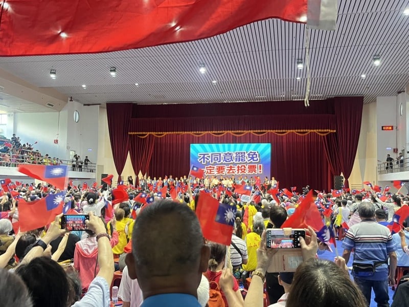 傅崐萁花蓮反罷宣講嗆聲:台灣民主自救從花蓮開始! 藍營大咖齊聚中正體育場 館長開砲民進黨「只會分裂人民」