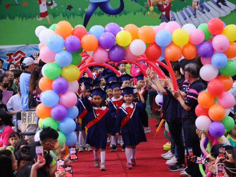 新城鄉立幼兒園大熊班、大象班同學畢業典禮 何禮臺：小小畢業生表現出自信、智慧與知識