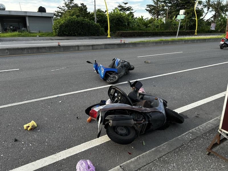 兩機車路口追撞