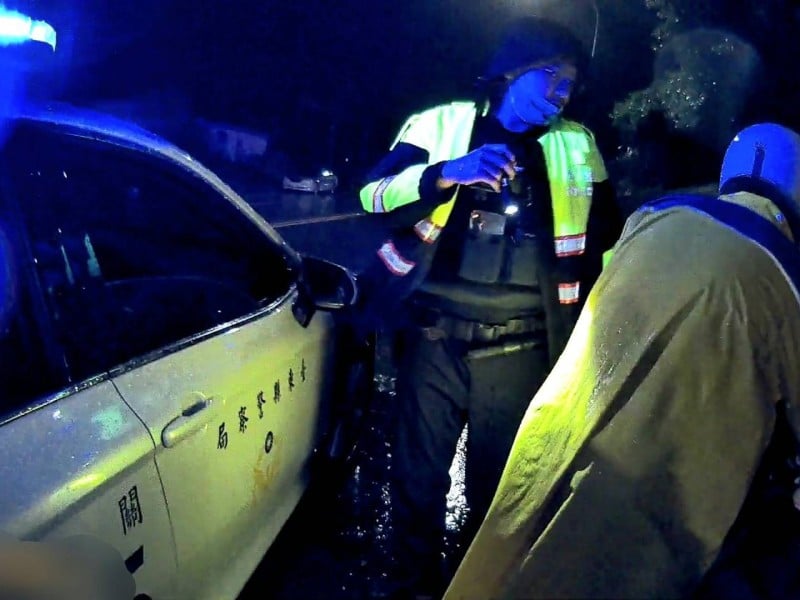 颱風夜烈酒倒入油箱拋錨　關山警協助男子並載往火車站