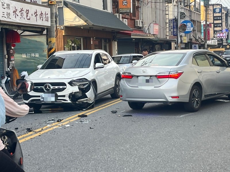 吉安自強路車禍釀塞車　警方現場處理籲用路人改道