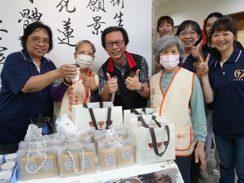 「樂智市集」熱鬧登場　失智長輩現身展能、手作沖咖啡找回自信