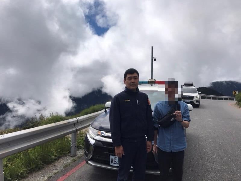 登石門山眼鏡掉了看不清楚 只有請警察幫忙