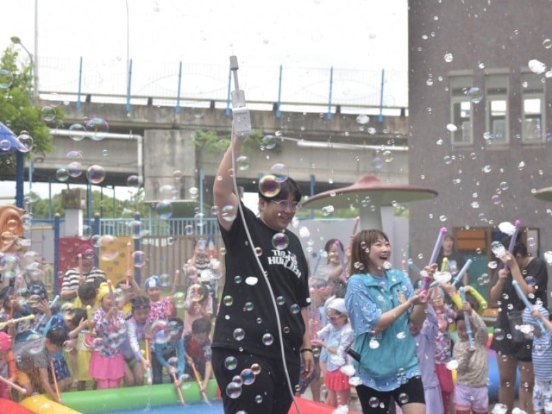魏嘉彥陪市幼孩子玩「畢業水樂園」