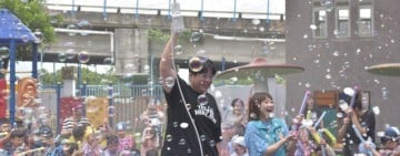 魏嘉彥陪市幼孩子玩「畢業水樂園」