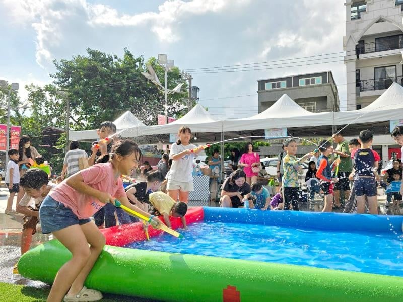 「公益童趣.夏日水樂園」週末遠百花蓮登場,邀你來沁涼一夏! 魔幻泡泡秀x潑水大戰x美食市集,遠百花蓮夏日親水派對!